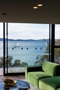 sala de estar con vistas panorámicas al agua en 'Sydney' - Luxurious waterfront penthouse in Battery Point, en Hobart