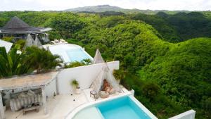 Atalaya Villas Nusa Penida - Adults only内部或周边的泳池