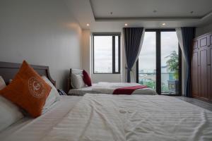 Un pat sau paturi într-o cameră la GOLDEN JOY HOTEL & APARTMENT