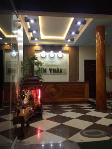 - un hall avec une cheminée et un sol en damier dans l'établissement Kim Thành Hotel - 718 Trần Thái Tông, TP Lào Cai - by Bay Luxury, à Lào Cai