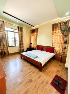 - une chambre avec un grand lit dans l'établissement Kim Thành Hotel - 718 Trần Thái Tông, TP Lào Cai - by Bay Luxury, à Lào Cai
