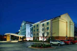 um hotel com carros estacionados num parque de estacionamento em Fairfield Inn & Suites Greensboro Wendover em Greensboro