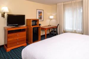 Fairfield Inn & Suites Greensboro Wendover في جرينسبورو: غرفه فندقيه سرير وتلفزيون ومكتب