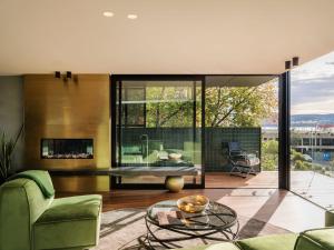 sala de estar con sofá y mesa en 'Sydney' - Luxurious waterfront penthouse in Battery Point, en Hobart