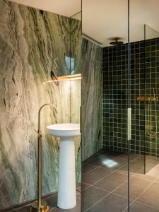 y baño con lavabo y ducha. en 'Sydney' - Luxurious waterfront penthouse in Battery Point, en Hobart