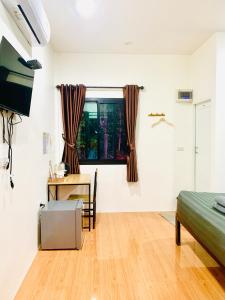 TV a/nebo společenská místnost v ubytování Suanvadee Resort สวนวดี รีสอร์ท