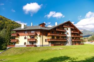 un gran edificio en lo alto de un campo verde en Apartmán Tále č.309, en Tale