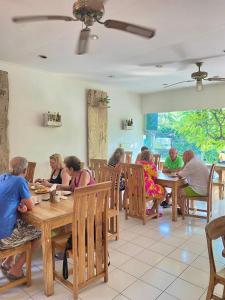 un groupe de personnes assises à table dans un restaurant dans l'établissement Green Coco House, à Amed
