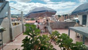 Un groupe de personnes assises à une table sur un toit dans l'établissement Posada de Mary, à Sucre