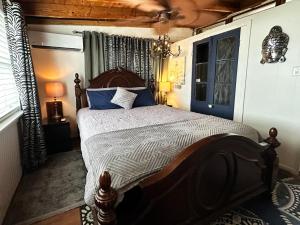 sypialnia z dużym łóżkiem z niebieskimi poduszkami w obiekcie Salty Dog Cottage w mieście Surfside Beach