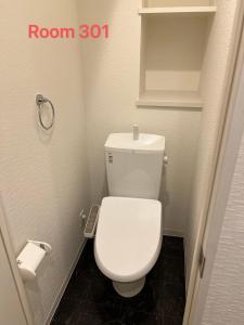 a bathroom with a white toilet in a room at SkyHotel Kikukawa 駅徒歩2分 in Tokyo