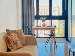 Ruang duduk di CASSA TOOWONG - Convenient 1B Apt at Central Location with Parking Managed by The Cassa