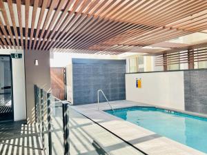 Kolam renang di atau dekat dengan CASSA TOOWONG - Convenient 1B Apt at Central Location with Parking Managed by The Cassa