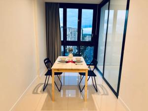 Gambar di galeri bagi CASSA TOOWONG - Convenient 1B Apt at Central Location with Parking Managed by The Cassa di Brisbane