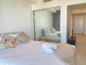 Katil atau katil-katil dalam bilik di CASSA TOOWONG - Convenient 1B Apt at Central Location with Parking Managed by The Cassa