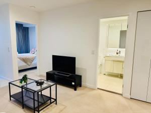 Televisyen dan/atau pusat hiburan di CASSA TOOWONG - Convenient 1B Apt at Central Location with Parking Managed by The Cassa