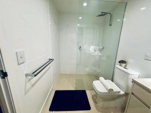 Bilik mandi di CASSA TOOWONG - Convenient 1B Apt at Central Location with Parking Managed by The Cassa
