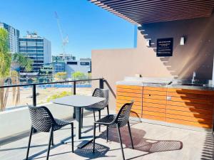 Balkoni atau teres di CASSA TOOWONG - Convenient 1B Apt at Central Location with Parking Managed by The Cassa