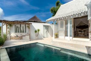 Atalaya Villas Nusa Penida - Adults only内部或周边的泳池