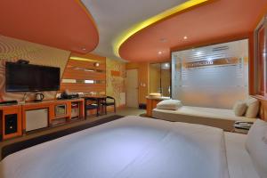 K2 Motel في بوسان: غرفة فندق بسرير وتلفزيون