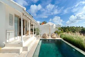 Atalaya Villas Nusa Penida - Adults only内部或周边的泳池