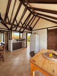 cocina con mesa y nevera en El Trebol, en Guatapé