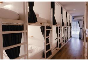 - une rangée de lits superposés dans une chambre dans l'établissement Near Me hostel and bistro, à Koh Tao