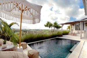 Atalaya Villas Nusa Penida - Adults only内部或周边的泳池