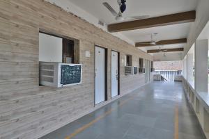 um corredor vazio de um edifício com paredes de madeira em OYO Hotel Balaji Inn em Hālol