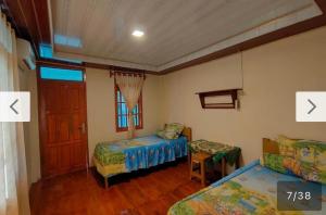 Un pat sau paturi într-o cameră la Nias Falaga Home
