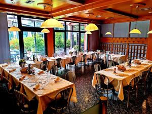 a dining room with many tables and chairs at HOTEL BELVEDERE in Rivalta di Brentino