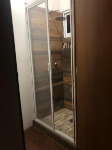 een glazen deur naar een douche in de kamer bij Loft del mar in Ciudad del Carmen