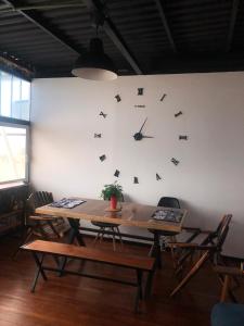 un reloj grande en una pared con una mesa y sillas en Loft del mar, en Ciudad del Carmen
