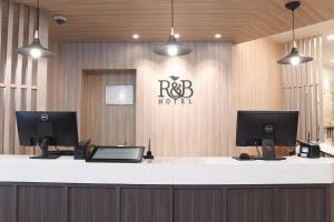 - une réception avec deux ordinateurs en haut dans l'établissement R&B Hotel Otsuka Eki Kitaguchi - Vacation STAY 40488v, à Tokyo