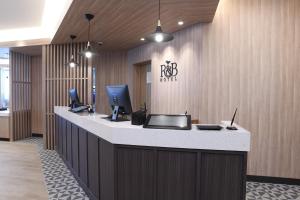 hol biurowy z ladą, na której stoi komputer w obiekcie R&B Hotel Otsuka Eki Kitaguchi - Vacation STAY 14225v w Tokio