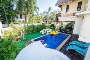 Luxury 250sqm Pool Villa in Central Location 5min to Beach & Walking Street! في باتايا سنترال: صورة حديقة خلفية مع مسبح