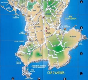 een kaart van cap daintree met parkeerterreinen bij La Garoupe-Gardiole in Antibes