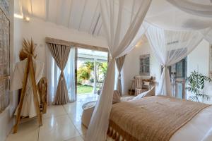 珀尼达岛Atalaya Villas Nusa Penida - Adults only的带天篷床的卧室