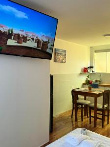 Habitación con mesa y cocina con TV. en San Miguel, lindo monoambiente wifi terraza, en Lima