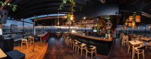 a restaurant with a bar with a view of the city at Hotel American Visa Tower in Bogotá