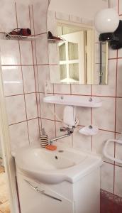 a bathroom with a sink and a mirror at Apartament Pruszcz Gdański 2 in Pruszcz Gdański