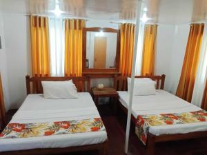 Tempat tidur dalam kamar di Bayay ni Nanay Bed & Breakfast in Magpupungko Beach Road