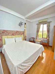 Giường trong phòng chung tại Kocmoc Hotel Hạ Long