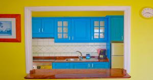 una cocina con armarios azules y fregadero en Dunaoasis Maspalomas, en Maspalomas