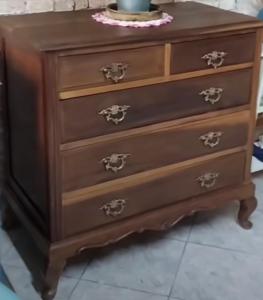 a chest of drawers with a hat on top at Casa de aluguel mobiliada in Sarandi