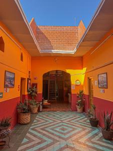 ein Gebäude mit orangefarbenen Wänden und Fliesenboden in der Unterkunft Hotel RJ Querétaro in Querétaro