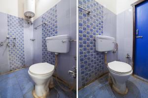 dwie toalety w łazience z niebieskimi płytkami w obiekcie OYO Star Guest House w mieście Bara Khera