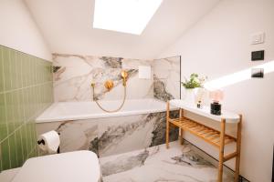 y baño con bañera blanca y lavamanos. en Haus Wildmoos, en Sankt Martin bei Lofer