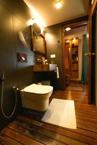 bagno con servizi igienici e specchio di Little Chembaka a Kumarakom