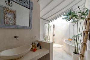 珀尼达岛Atalaya Villas Nusa Penida - Adults only的浴室配有大型白色浴缸和水槽